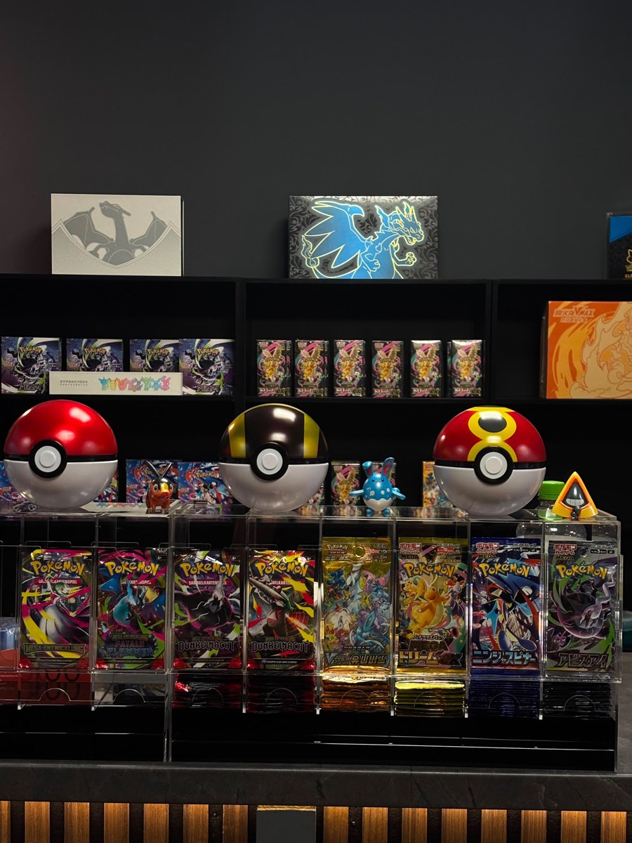 Regal mit Pokémon Boostern und Pokéball-Dosen
